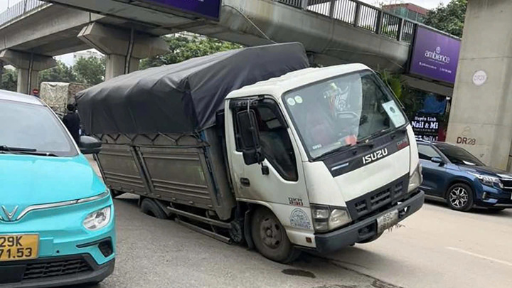 ‘Hố tử thần’ nuốt chửng bánh xe tải trên đường Nguyễn Trãi, Hà Nội